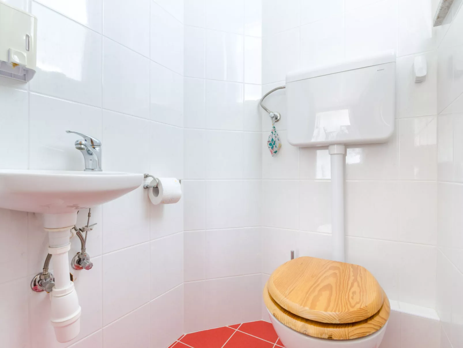 DADA 2 / HR-05497-02 - Binnen