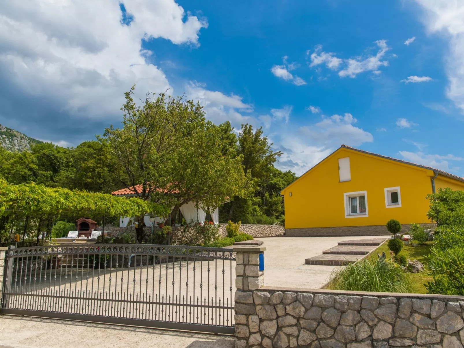 Dea / HR-09382-01 - Buiten