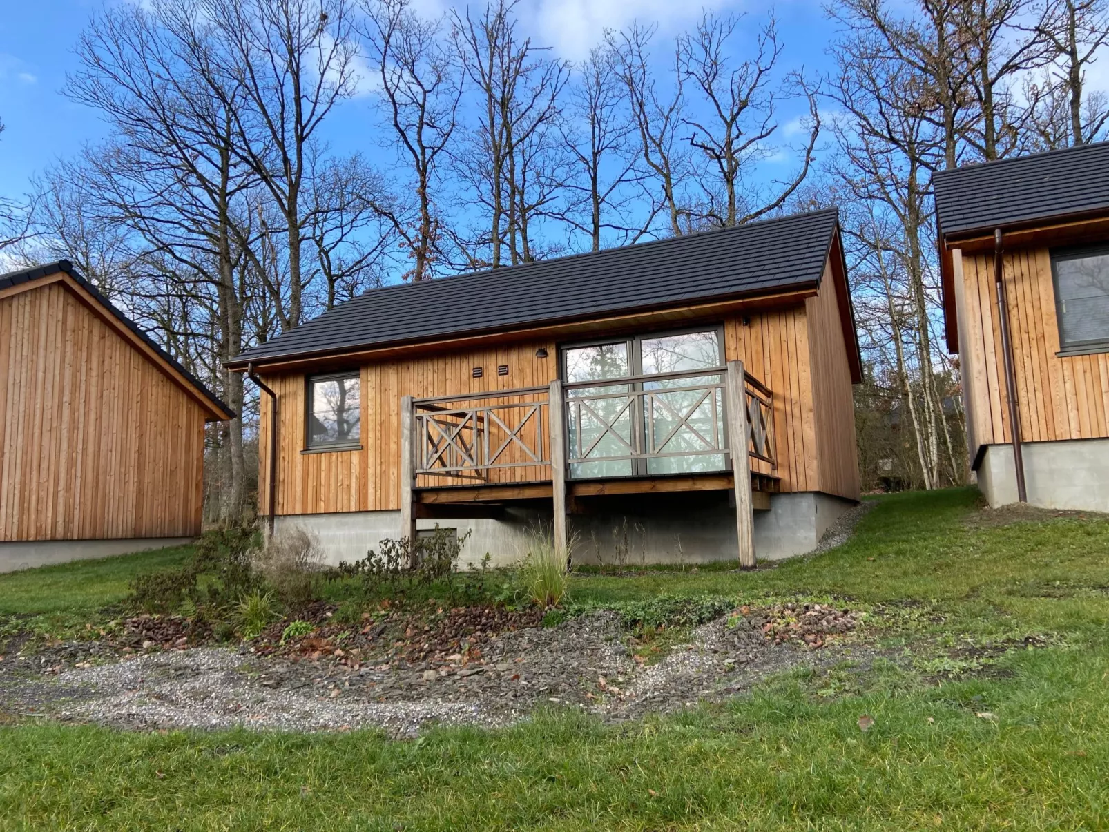 Modernes Chalet für 4 Personen in einem Waldpark - Buiten