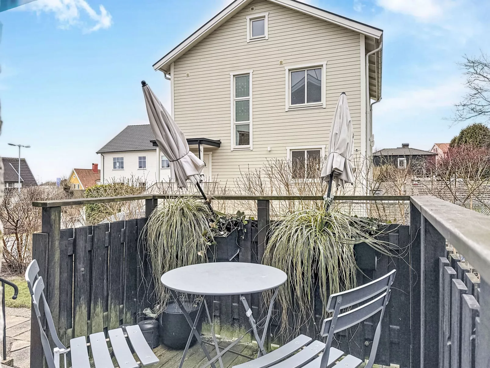 Vårhemsplatsen - Buiten