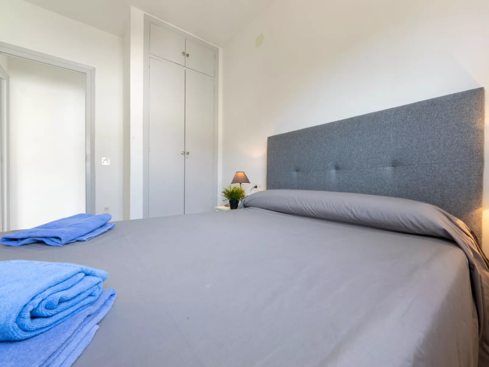 Higini Angles - Binnen