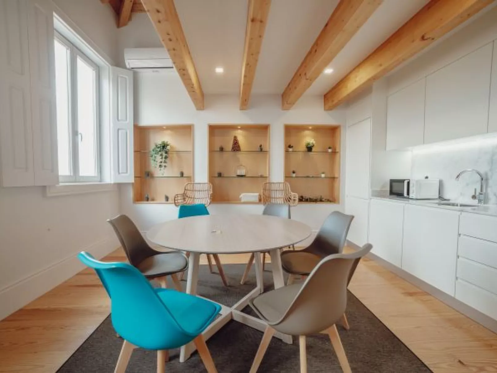 DOWNTOWN CLERIGOS with RIVER VIEW by VACATIONY - Binnen