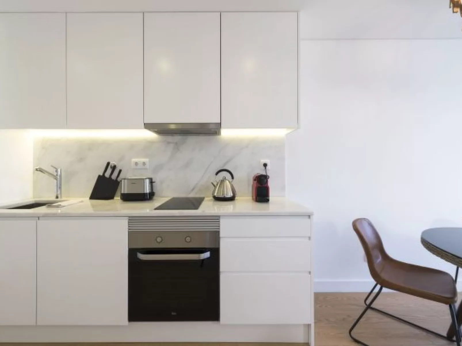 DOWNTOWN BRIGHT & BALCONY APARTMENT by VACATIONY - Binnen