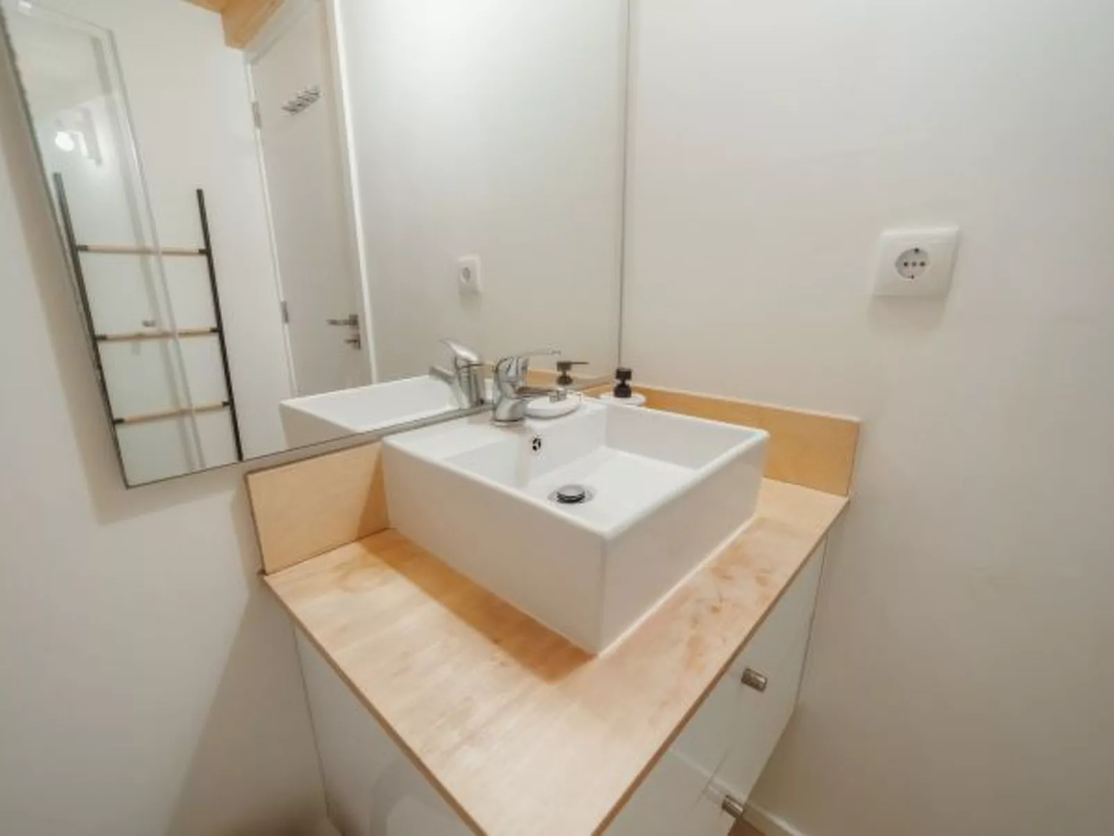 MEZZANINE STYLISH APARTMENT Q by VACATIONY - Binnen