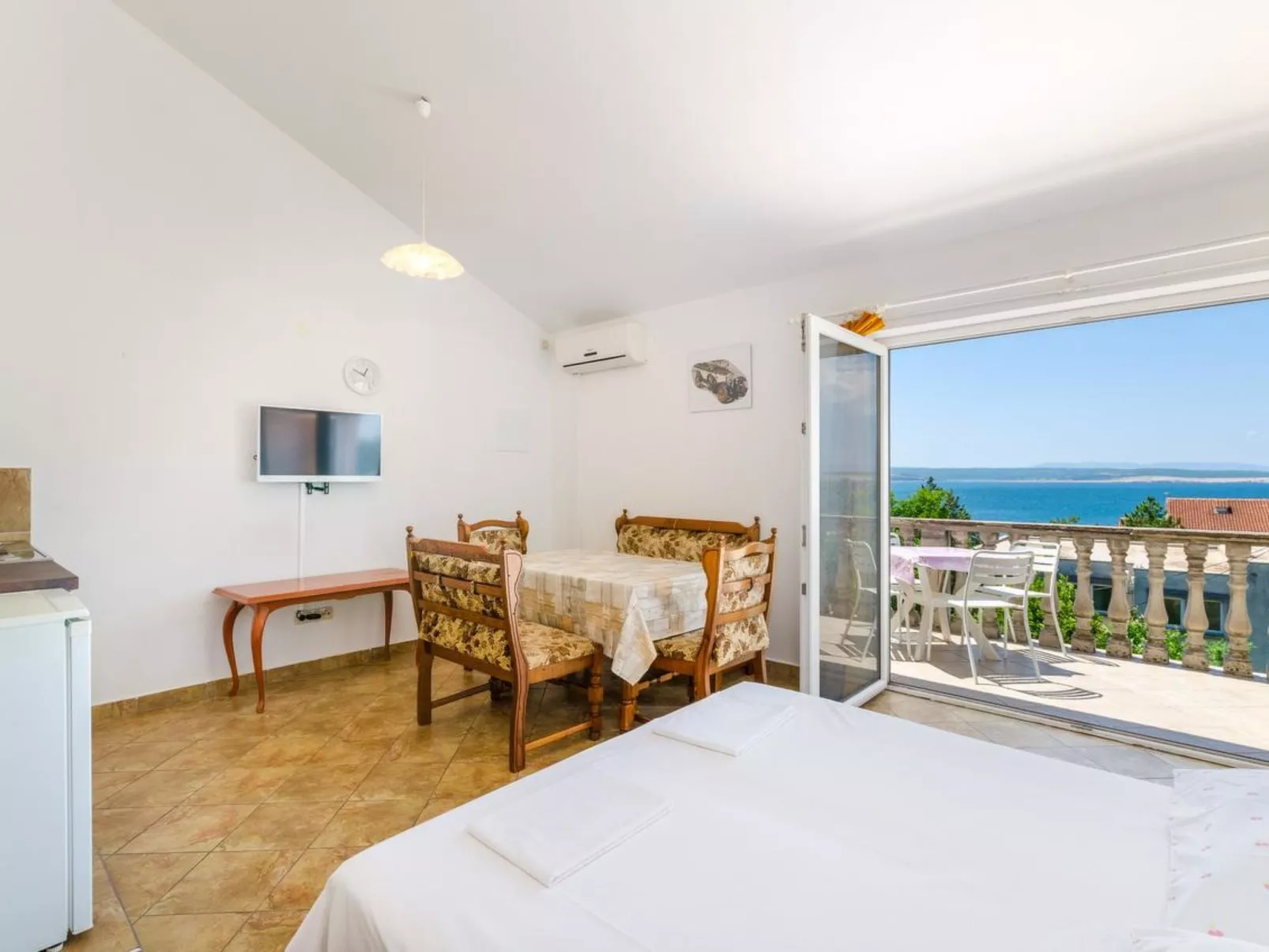 LANA 4 / HR-02384-04 - Binnen