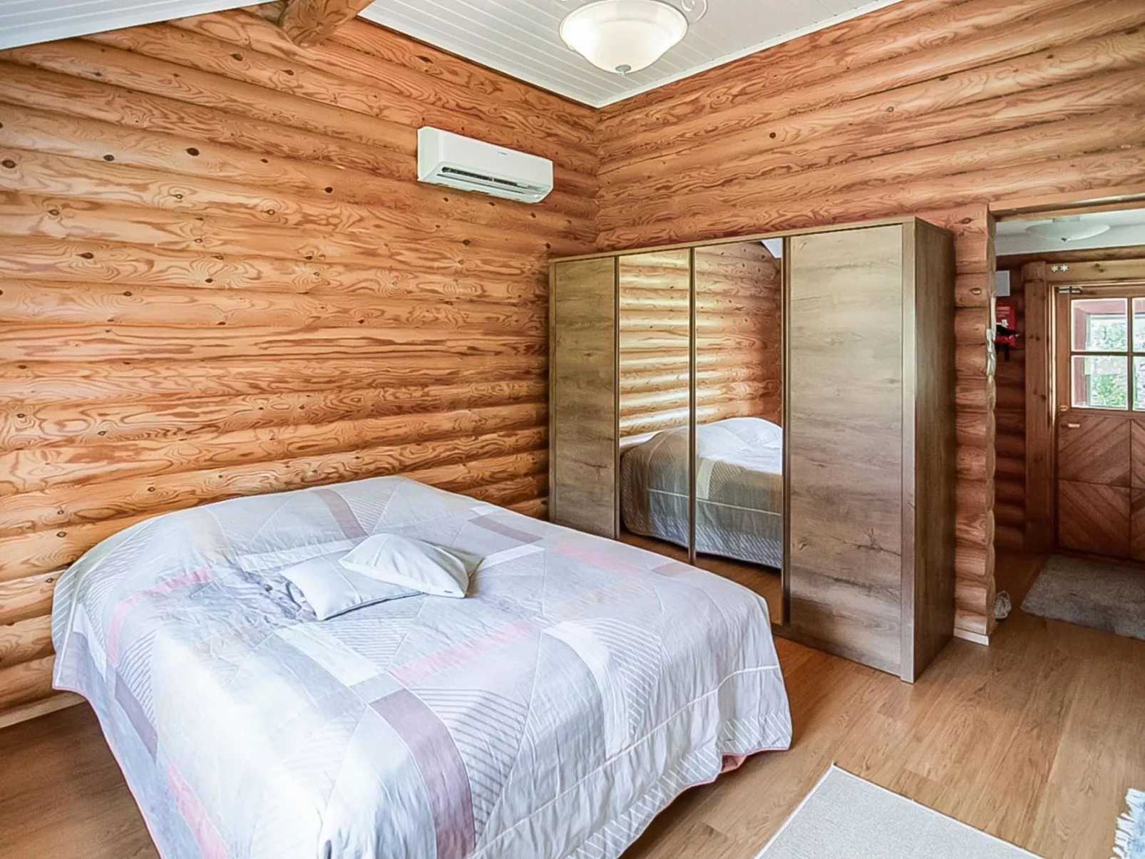 Rustholli 1 - Binnen