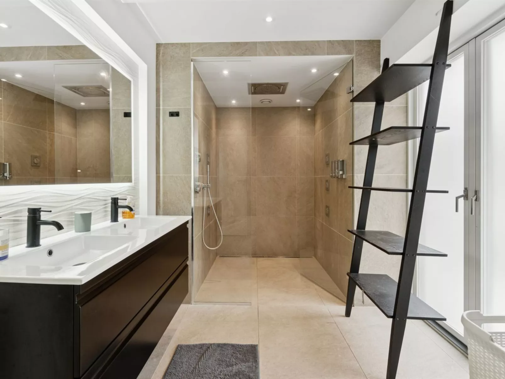 "Rusalina" - 20m from the sea - Binnen