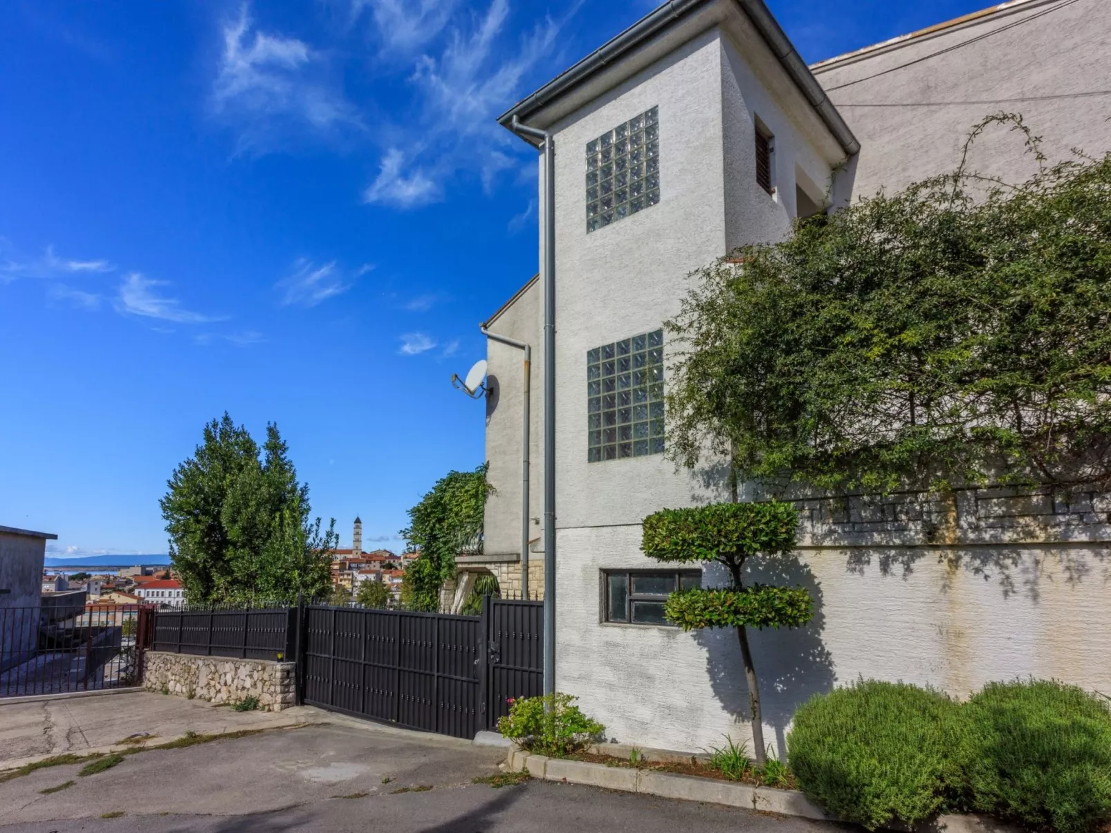 MAKSIM 2 / HR-06903-02 - Image-tags.info