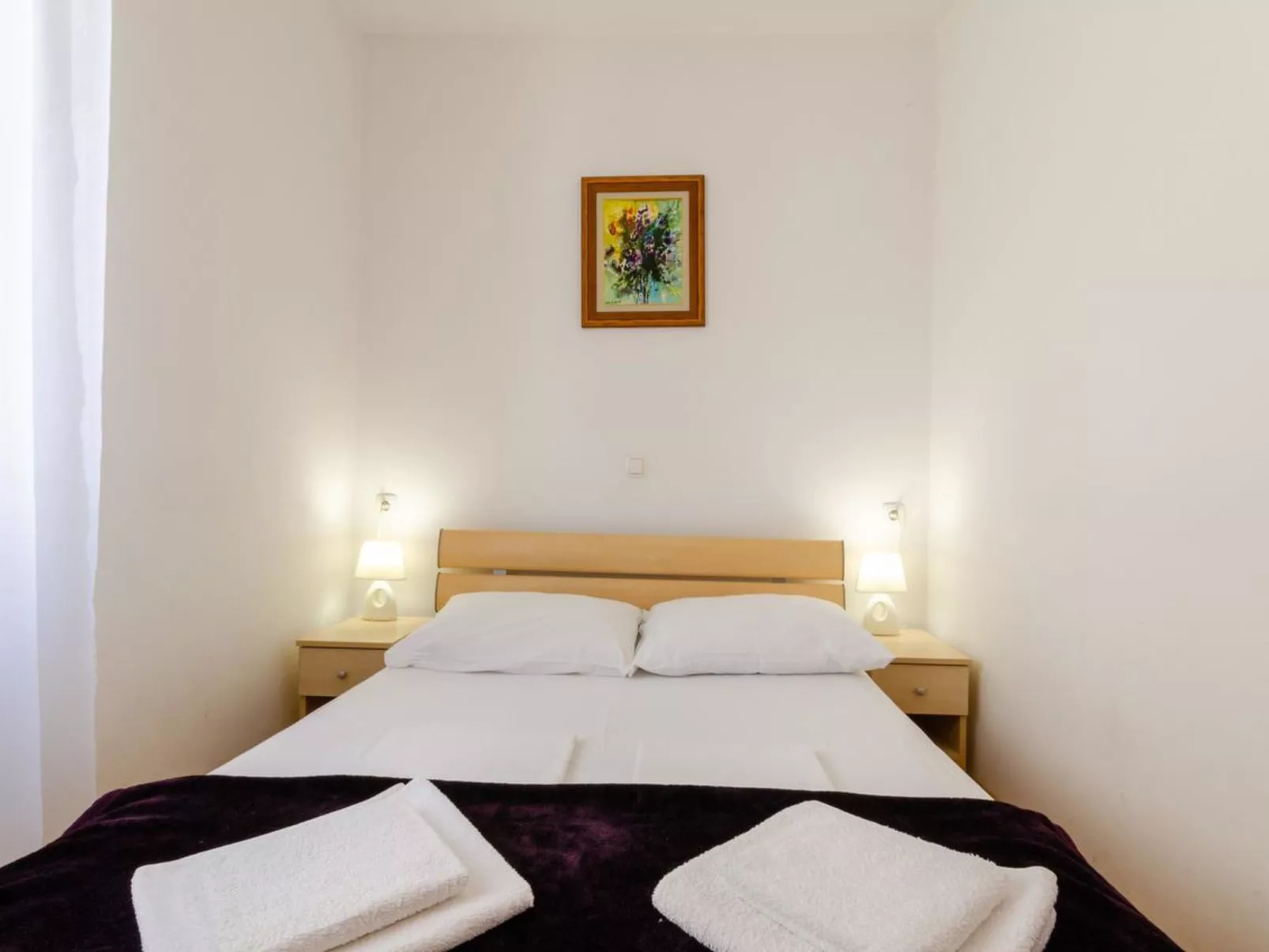 LAURA 2 / HR-05492-02 - Image-tags.info