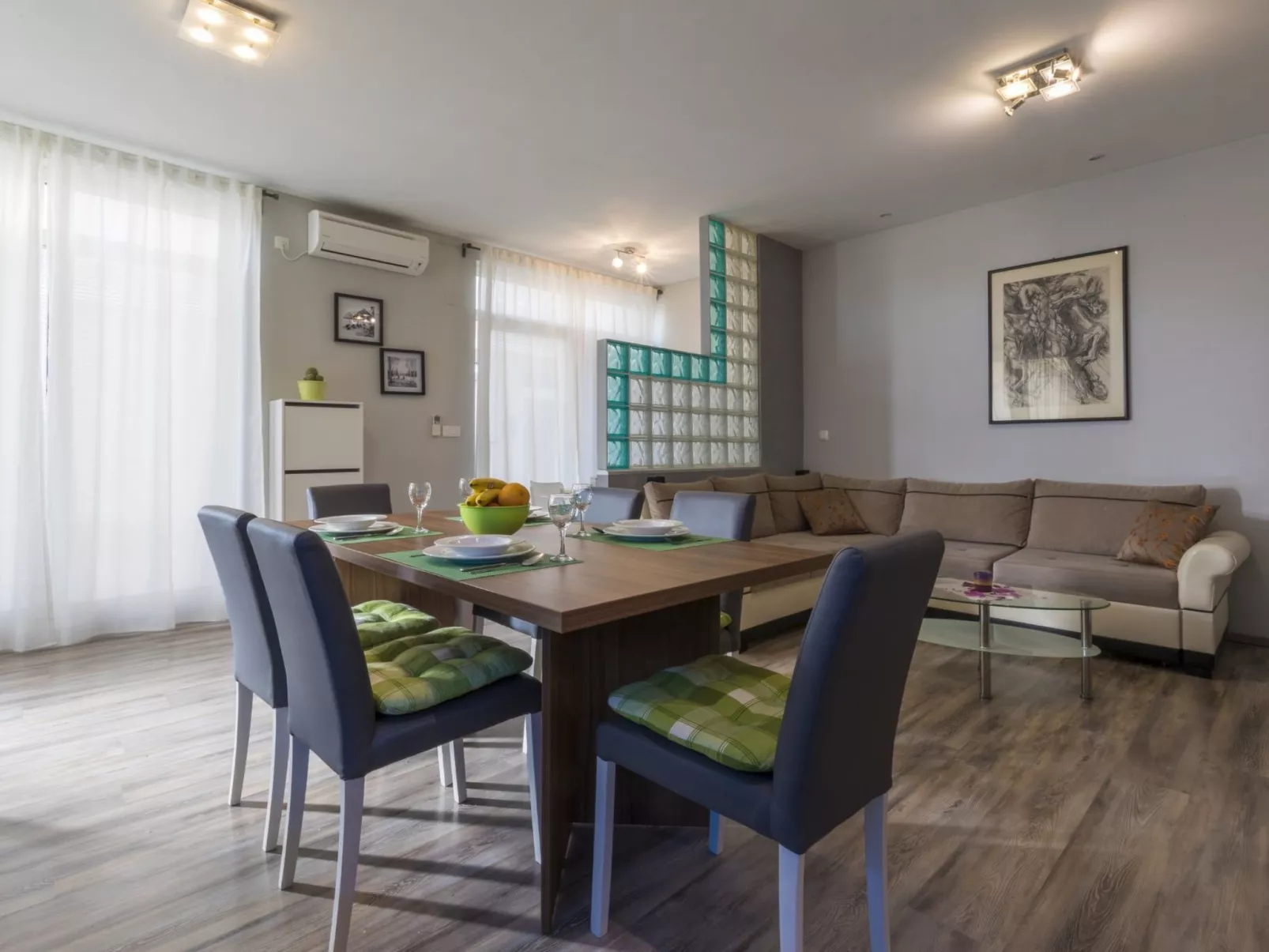 Vlatka / HR-10196-01 - Binnen