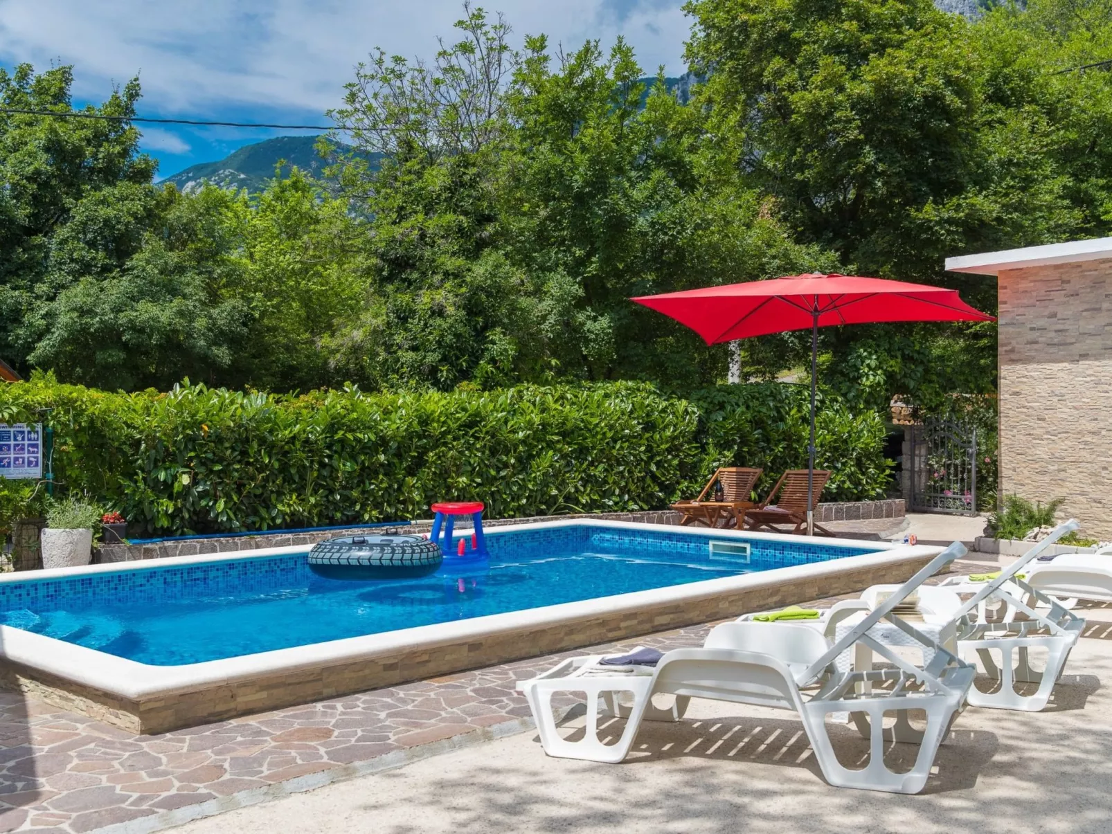 Dea / HR-09382-01 - Buiten