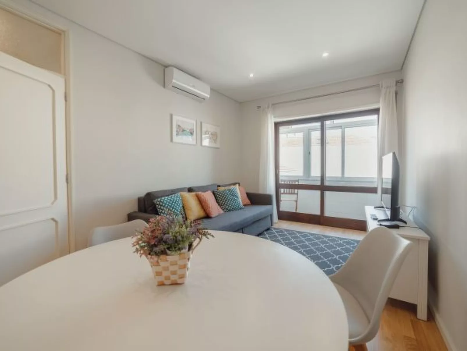 DOWNTOWN DESIGN WITH BALCONY by VACATIONY - Binnen