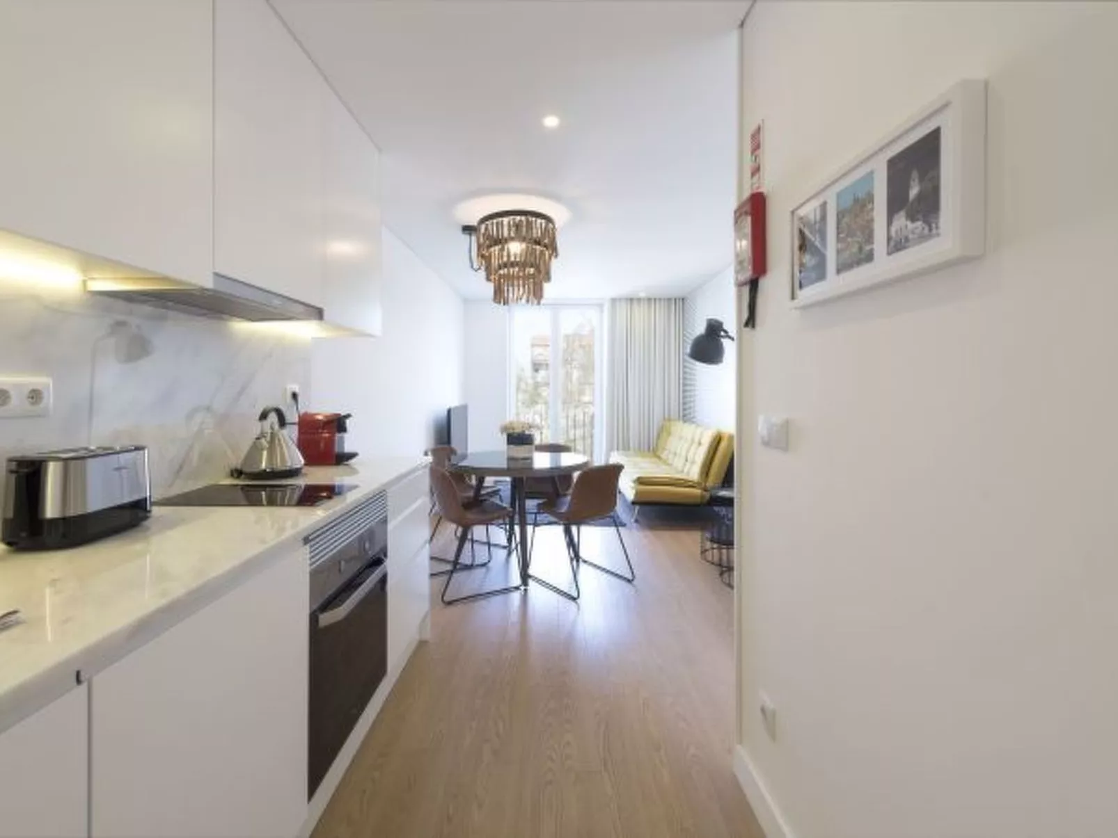 DOWNTOWN BRIGHT & BALCONY APARTMENT by VACATIONY - Binnen