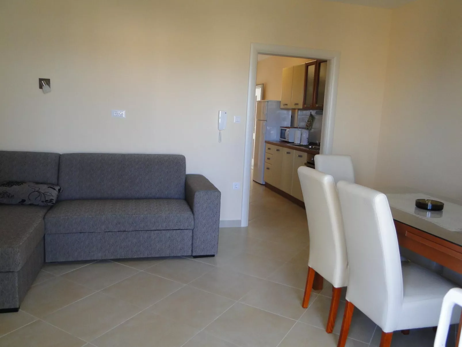 "Asia 2" mit Blick auf das Wasser - Binnen