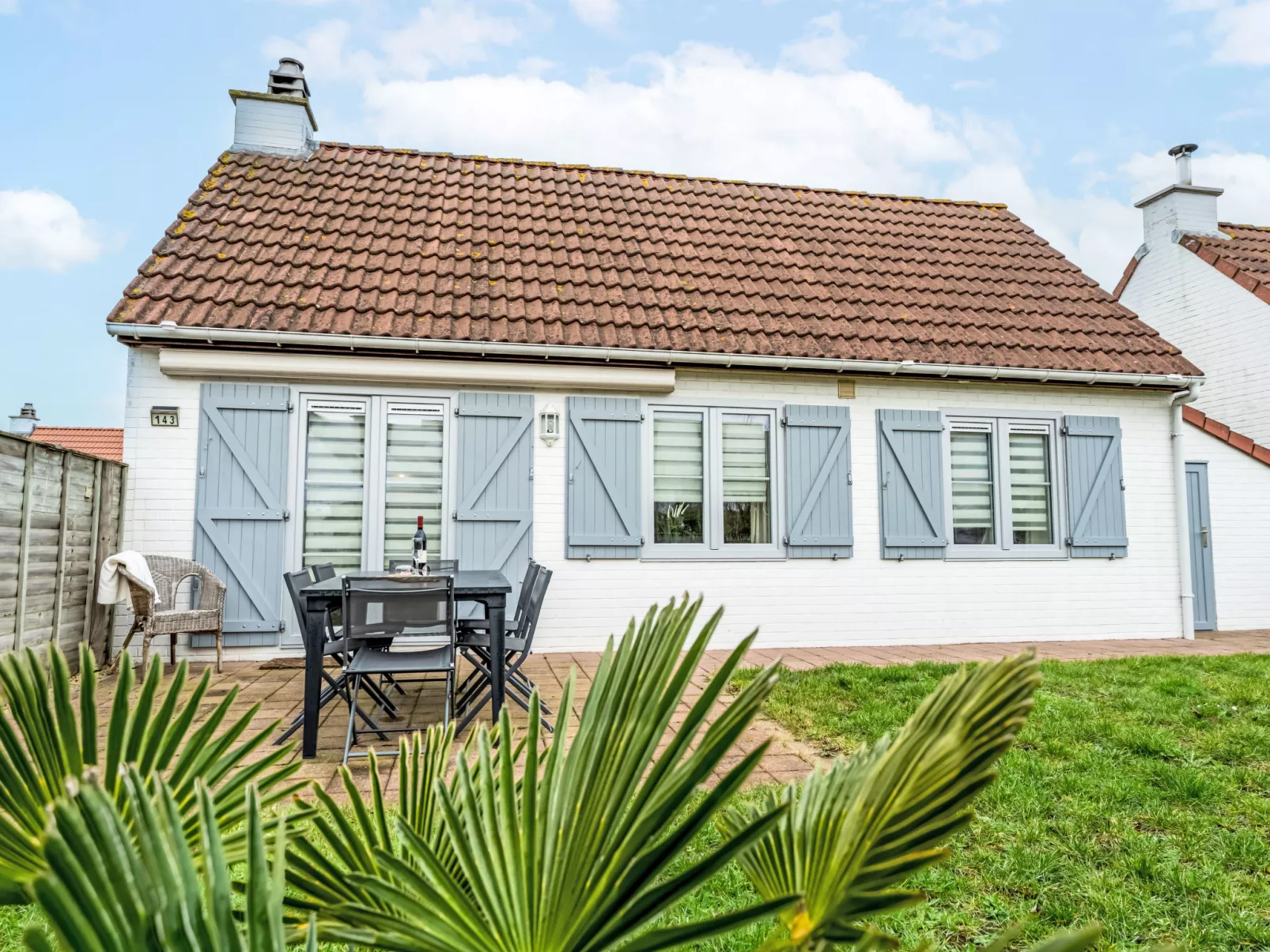 Strandhuis with parking - Buiten