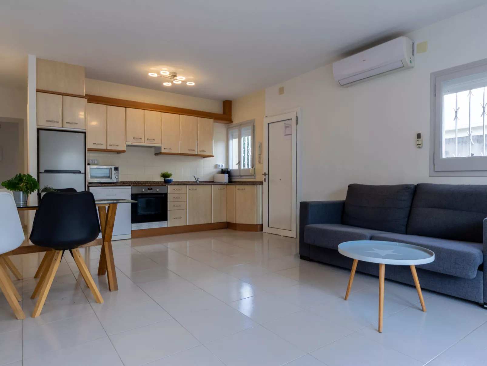 Higini Angles - Binnen