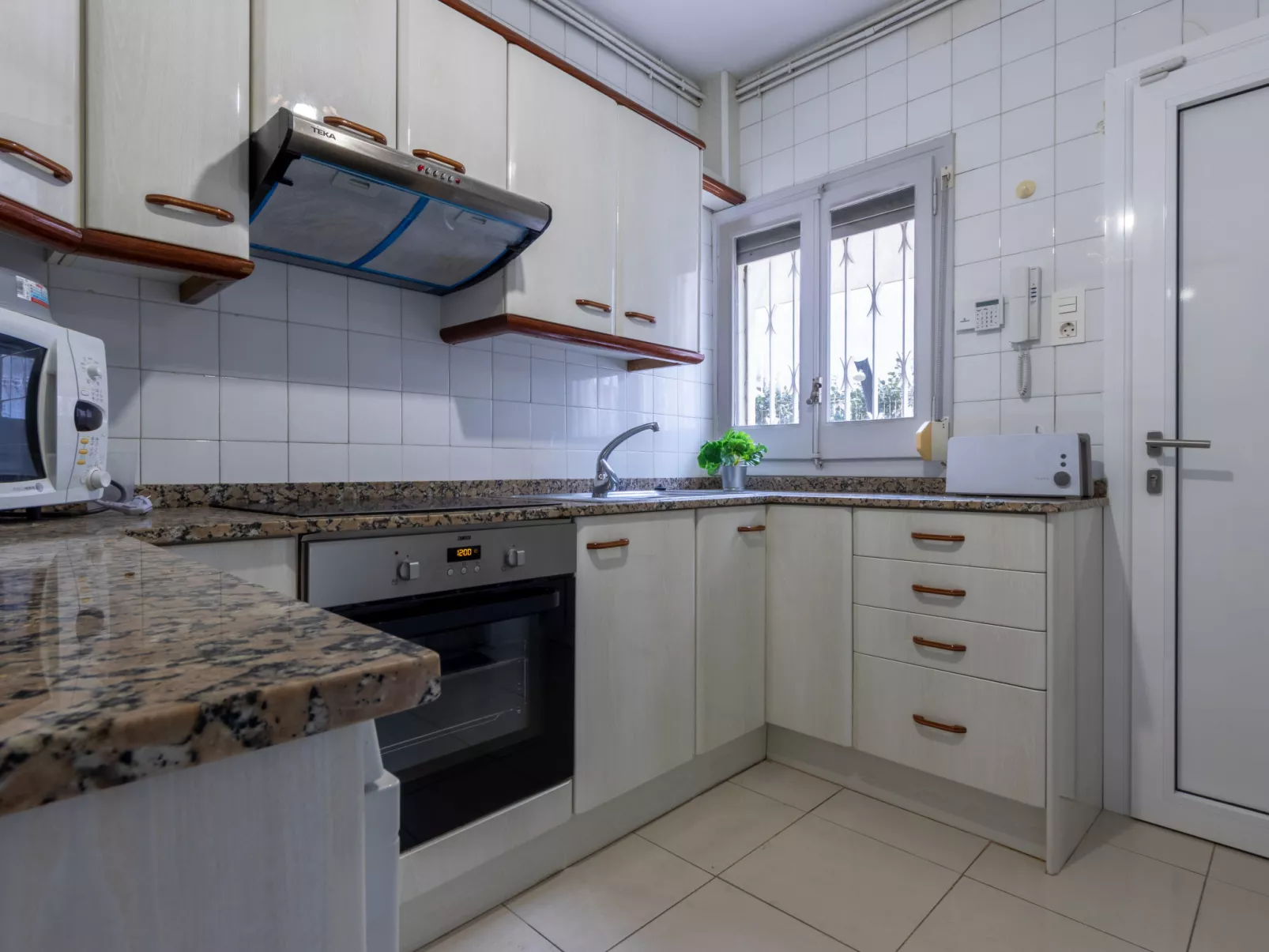 Higini Angles - Binnen