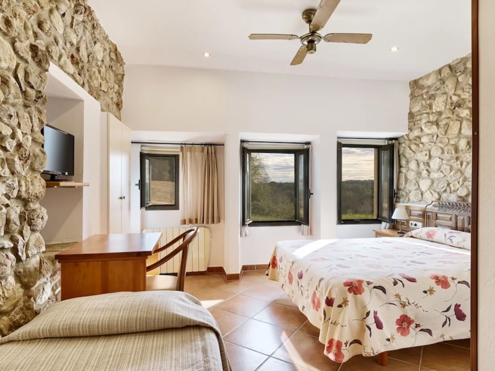 Landhaus, 8 Zimmer mit Bad, Schwimmbad, Tennis - Binnen