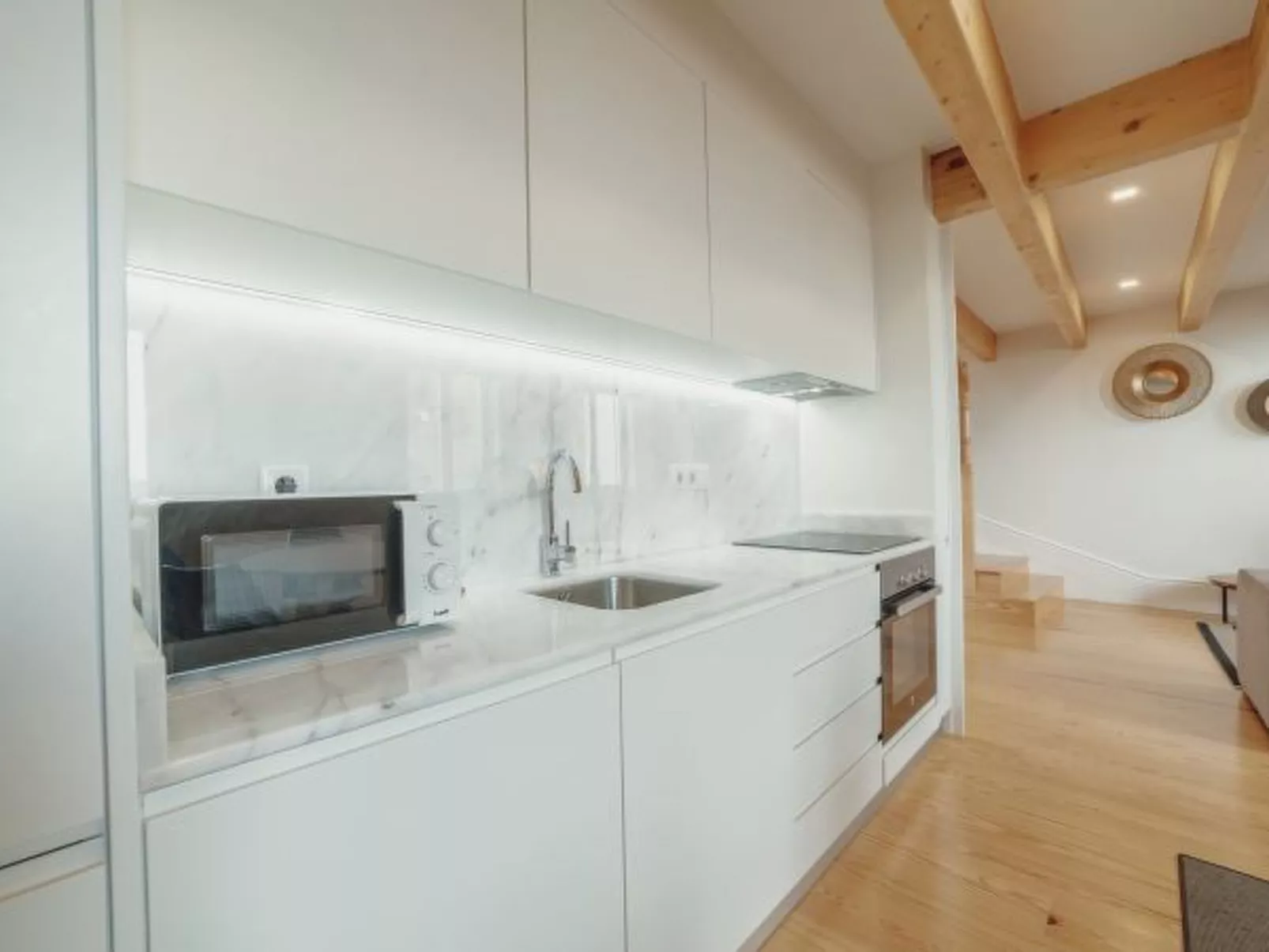 DOWNTOWN CLERIGOS with RIVER VIEW by VACATIONY - Binnen