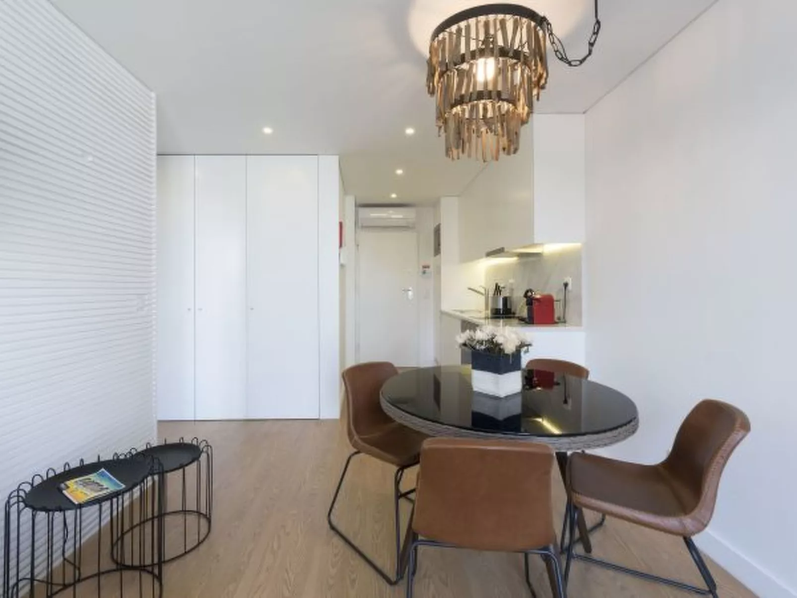 DOWNTOWN BRIGHT & BALCONY APARTMENT by VACATIONY - Binnen