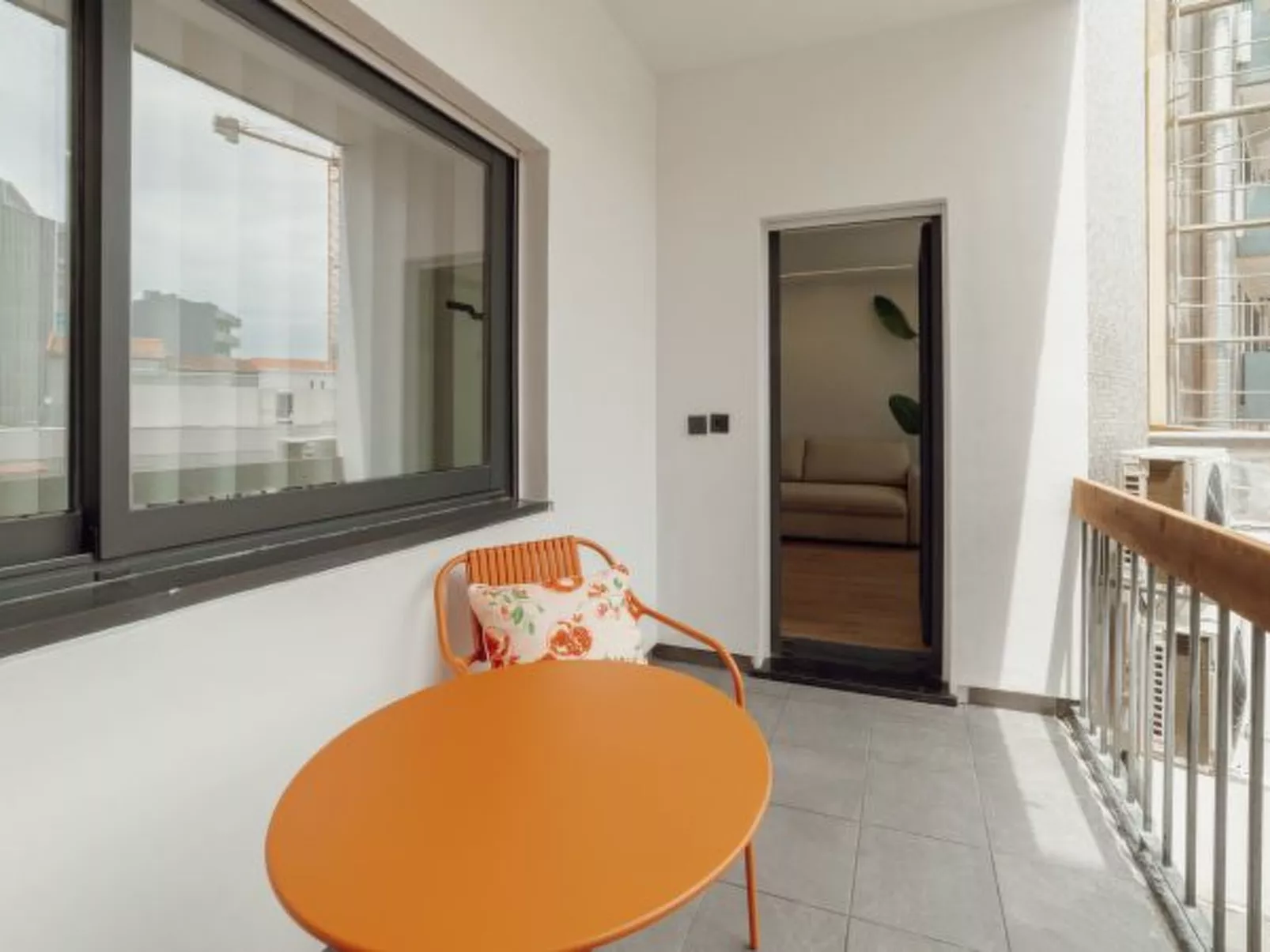 DOWNTOWN PREMIUM with BALCONY by VACATIONY - Binnen