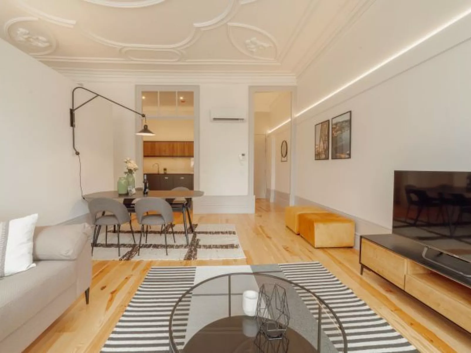 HEART OF PORTO APARTMENT C by VACATIONY - Binnen