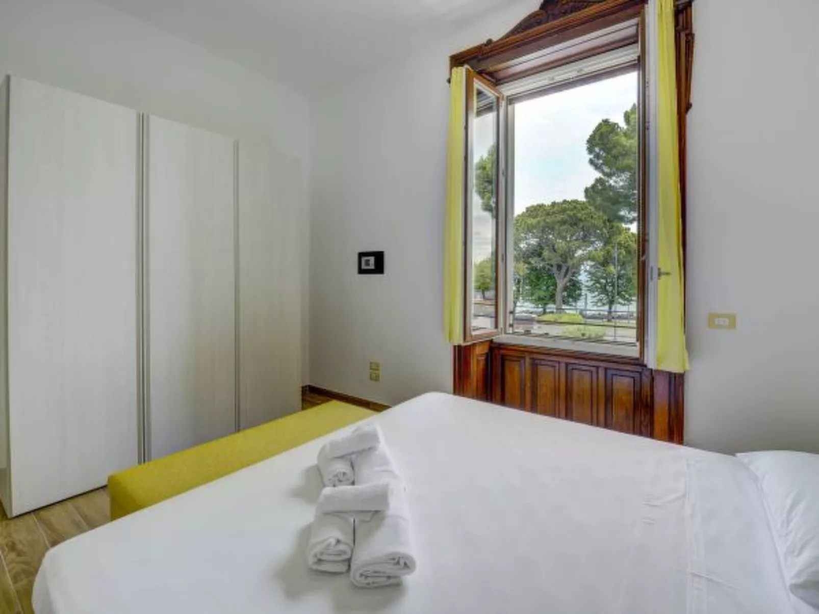 Desenzanoloft Palazzo Visconti-Collo Lungo Giallo - Image-tags.info