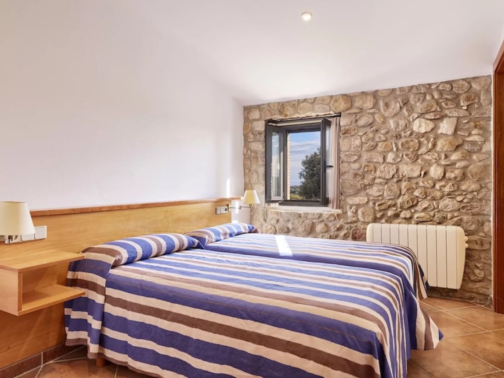 Landhaus, 8 Zimmer mit Bad, Schwimmbad, Tennis - Binnen