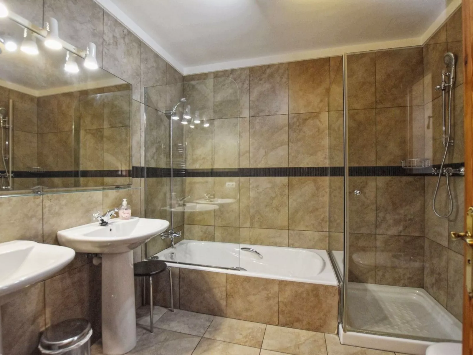 Schönes Landhaus mit Panoramablick auf die Berge - Binnen