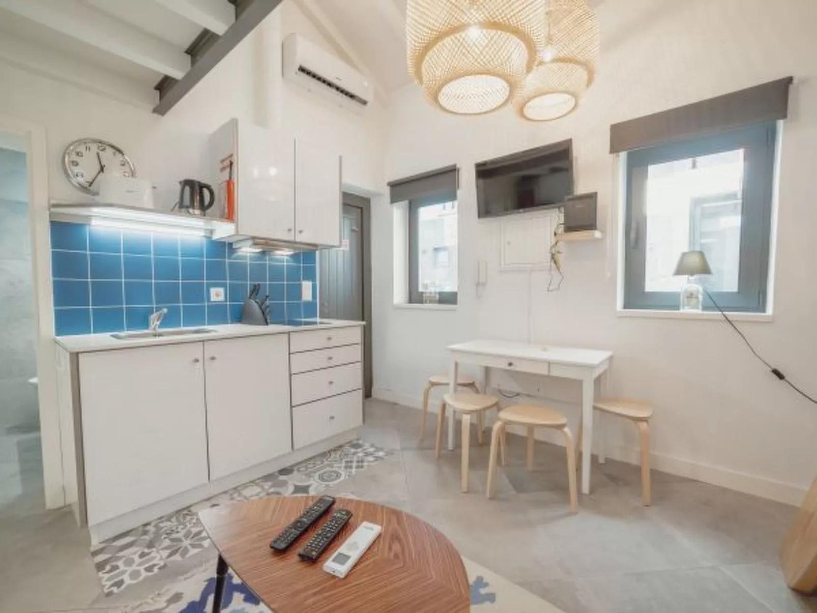 MEZZANINE STYLISH APARTMENT H by VACATIONY - Binnen