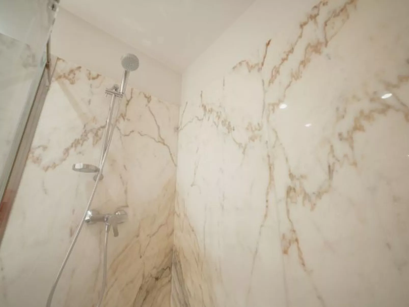 DOWNTOWN PENTHOUSE with RIVER VIEW by VACATIONY - Binnen