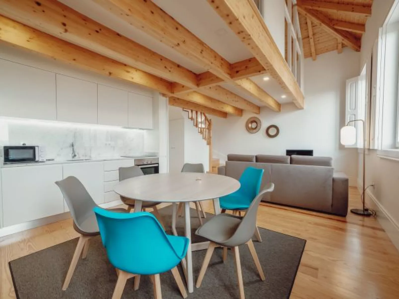 DOWNTOWN CLERIGOS with RIVER VIEW by VACATIONY - Binnen