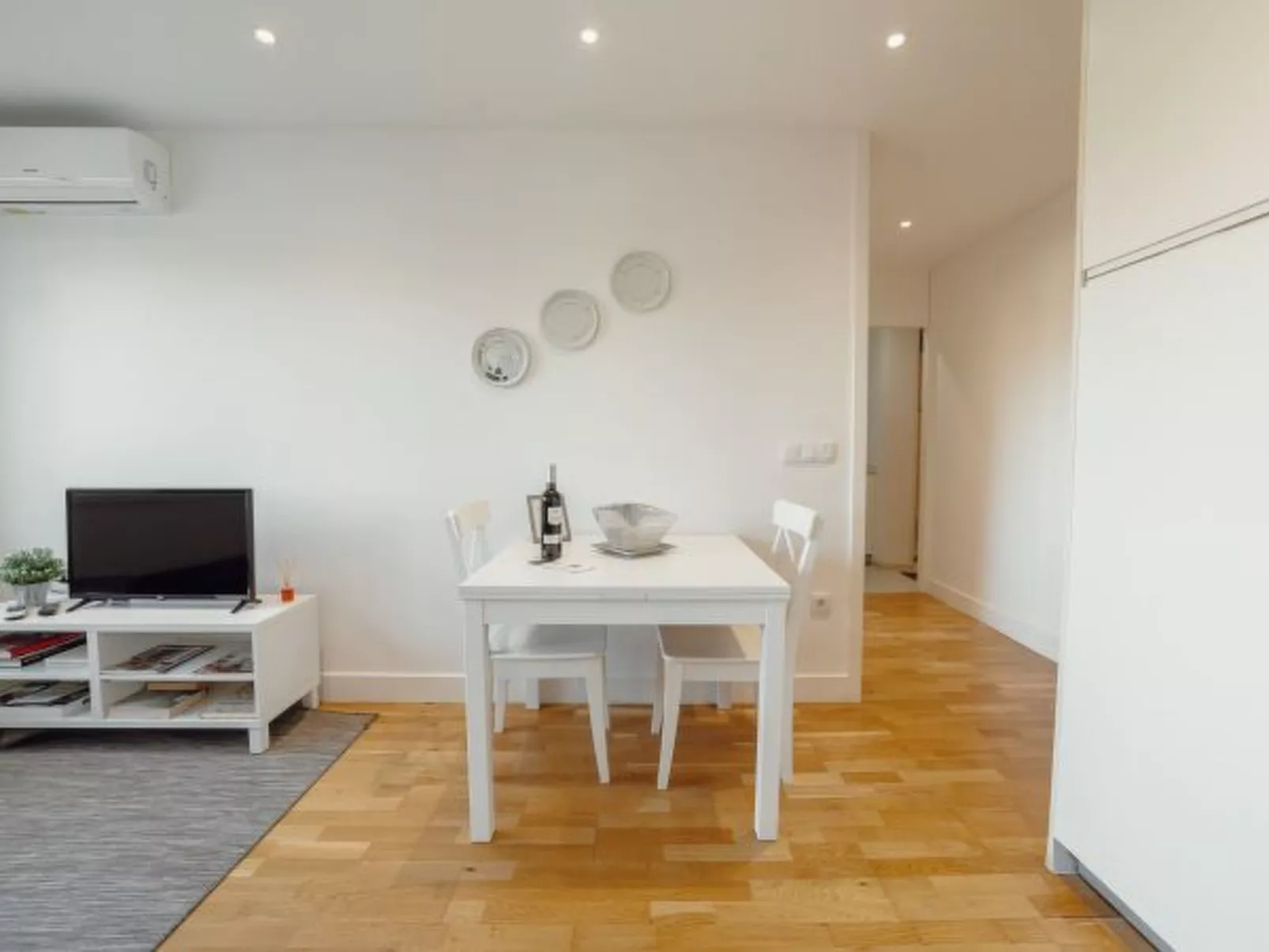 DOWNTOWN STYLISH APARTMENT & GARAGE by VACATIONY - Binnen