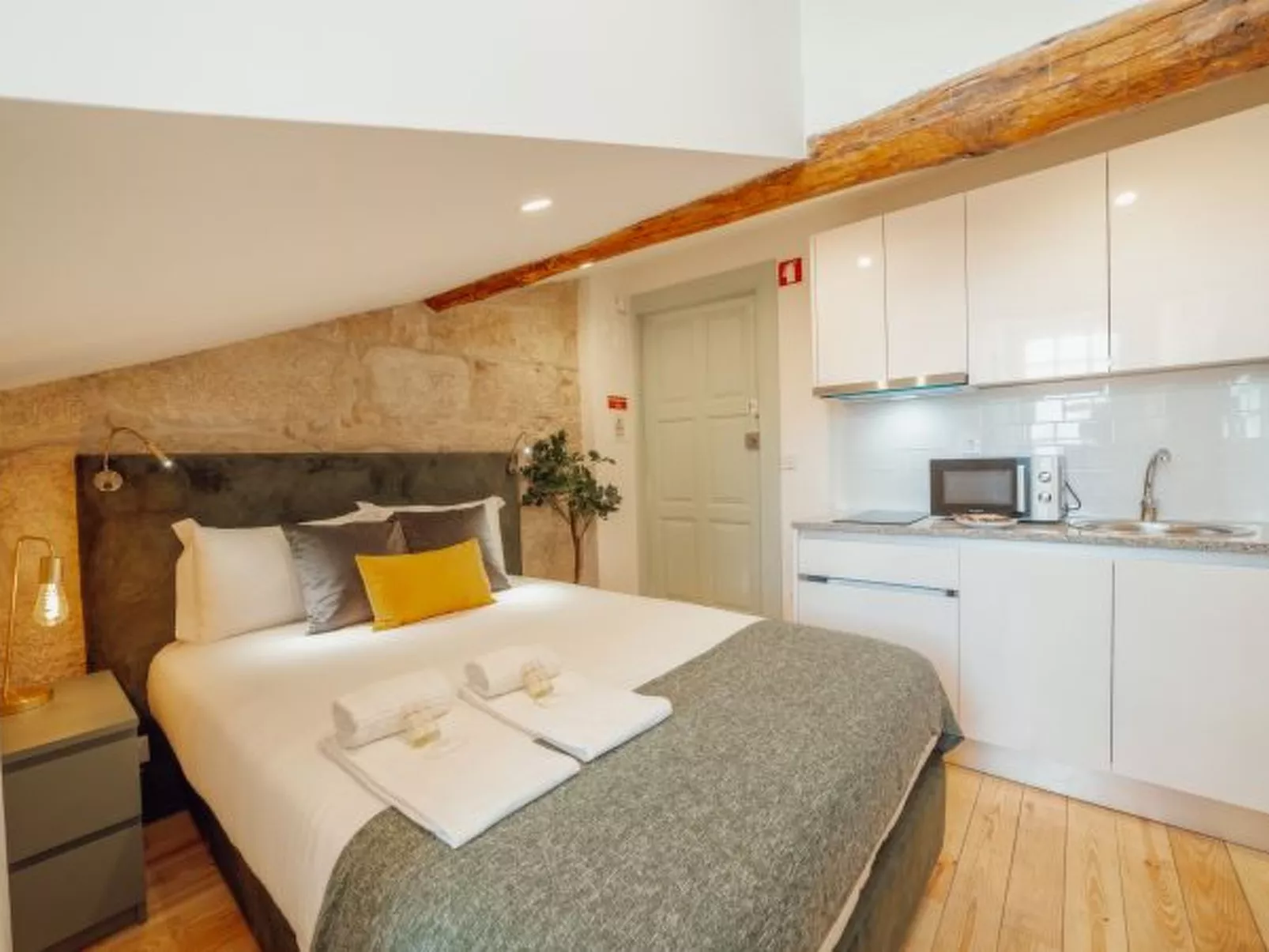 DOWNTOWN SUITE F by VACATIONY - Binnen