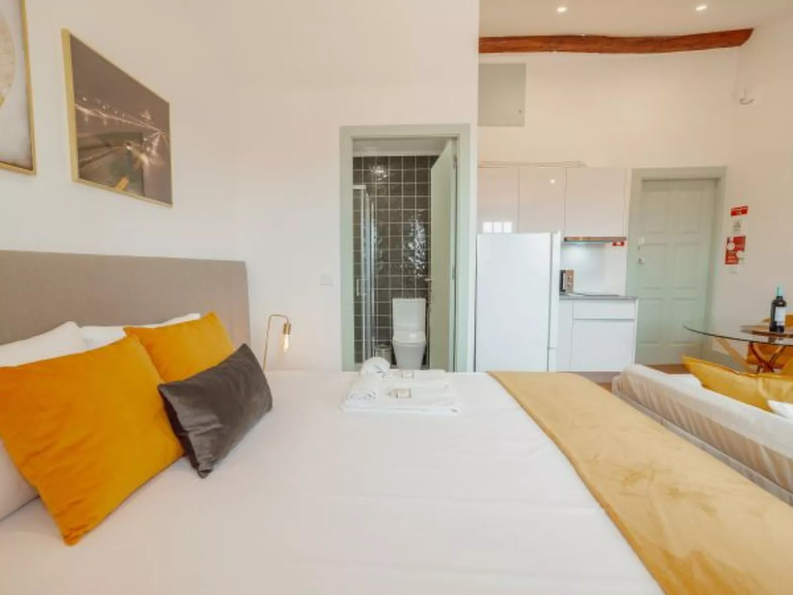 DOWNTOWN SUITE G by VACATIONY - Binnen