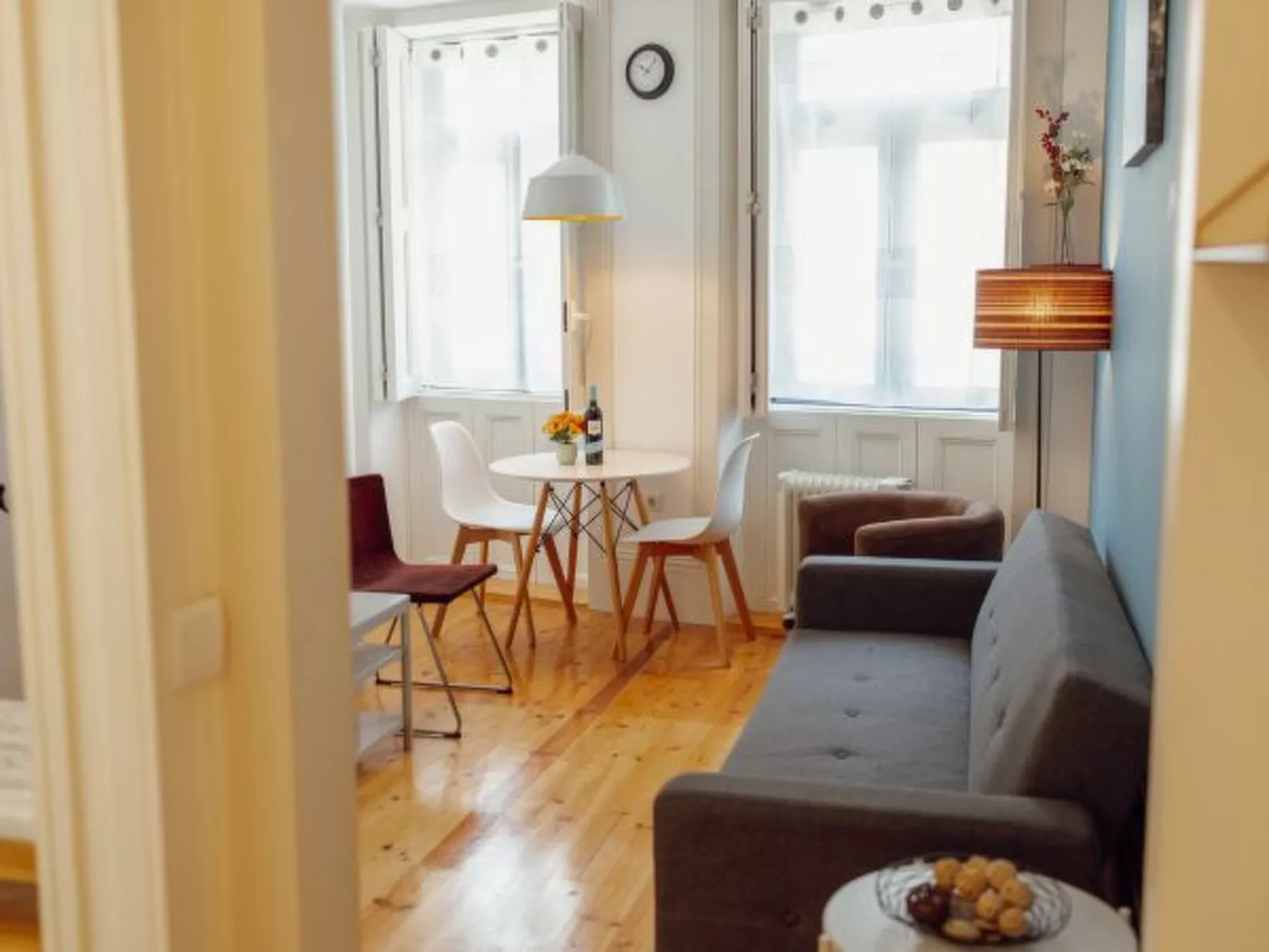 DOWNTOWN CHARMING by VACATIONY - Binnen