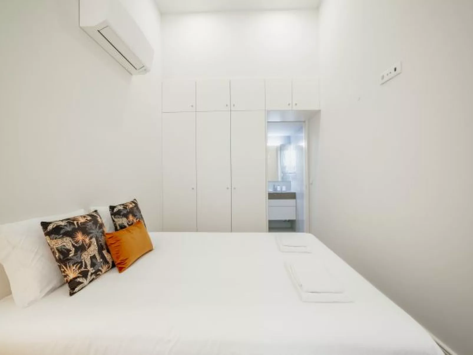 HOME WITH A POOL by VACATIONY - Binnen