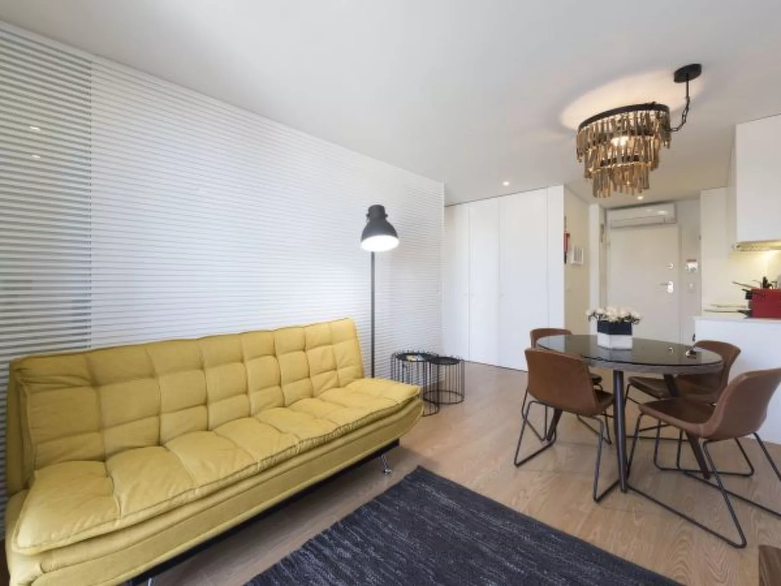 DOWNTOWN BRIGHT & BALCONY APARTMENT by VACATIONY - Binnen