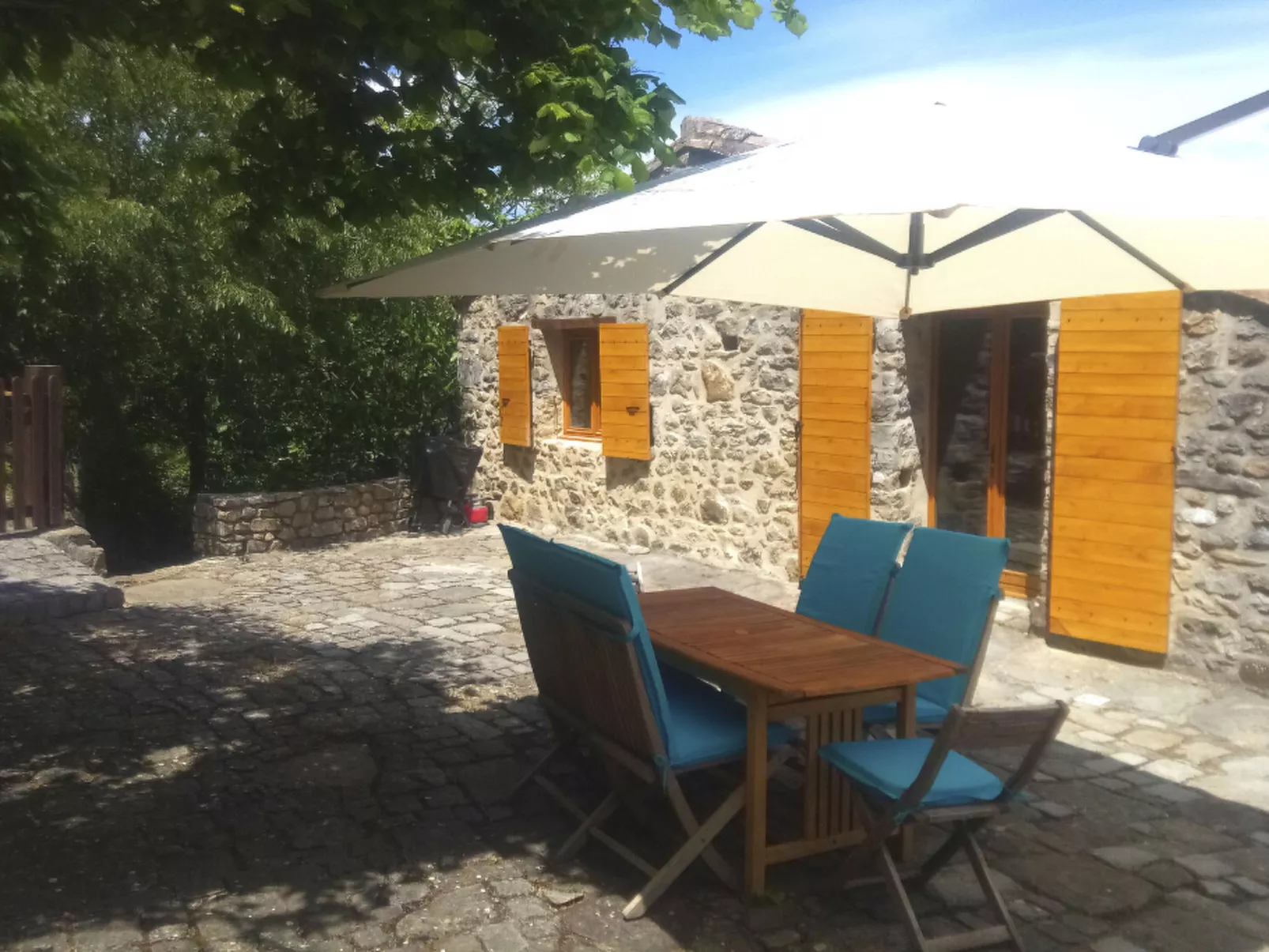 "Gîte La Calade" mit Pool - Buiten