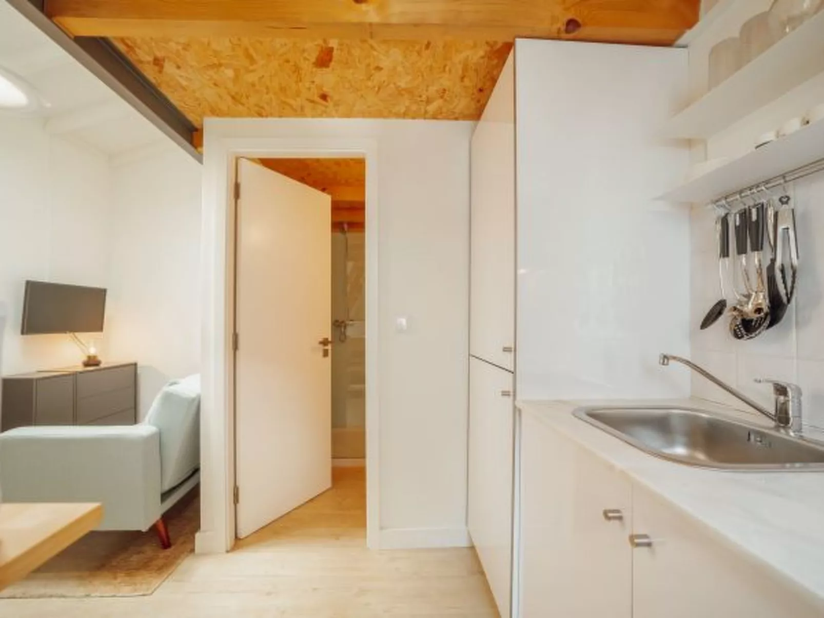 MEZZANINE STYLISH APARTMENT Q by VACATIONY - Binnen