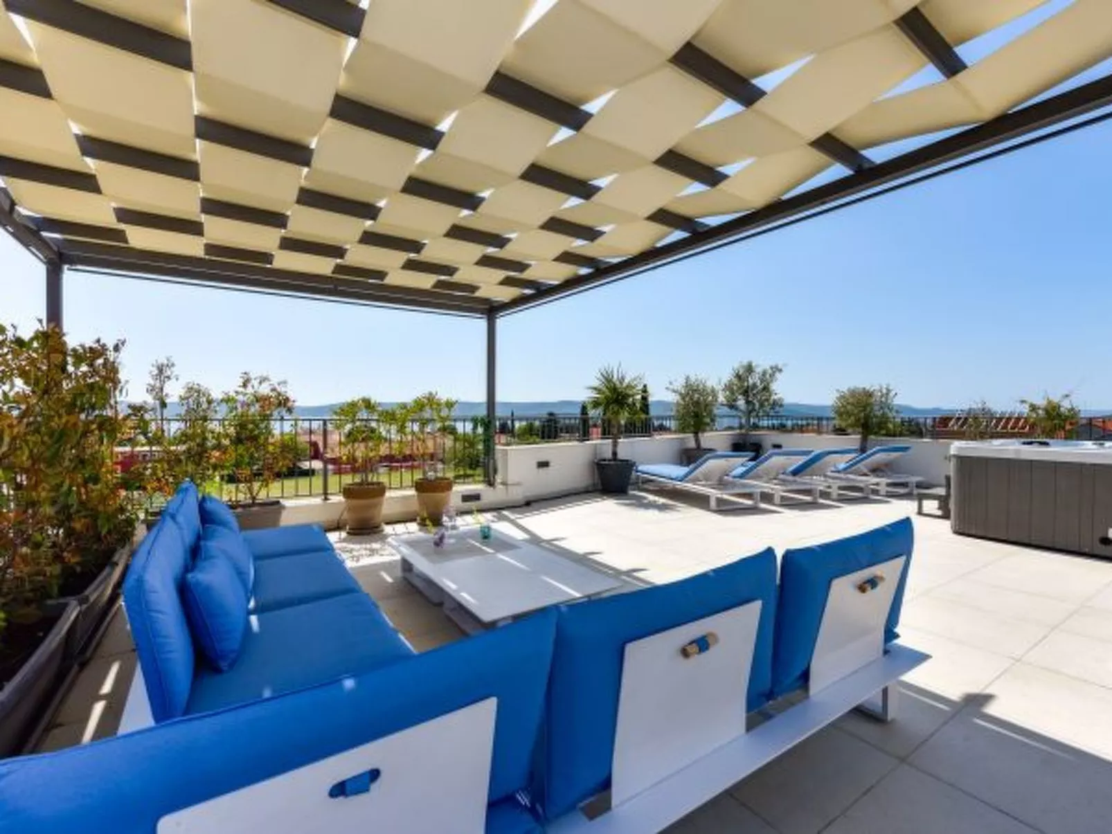 Villa Azzuro with jacuzzi and pool - Image-tags.info