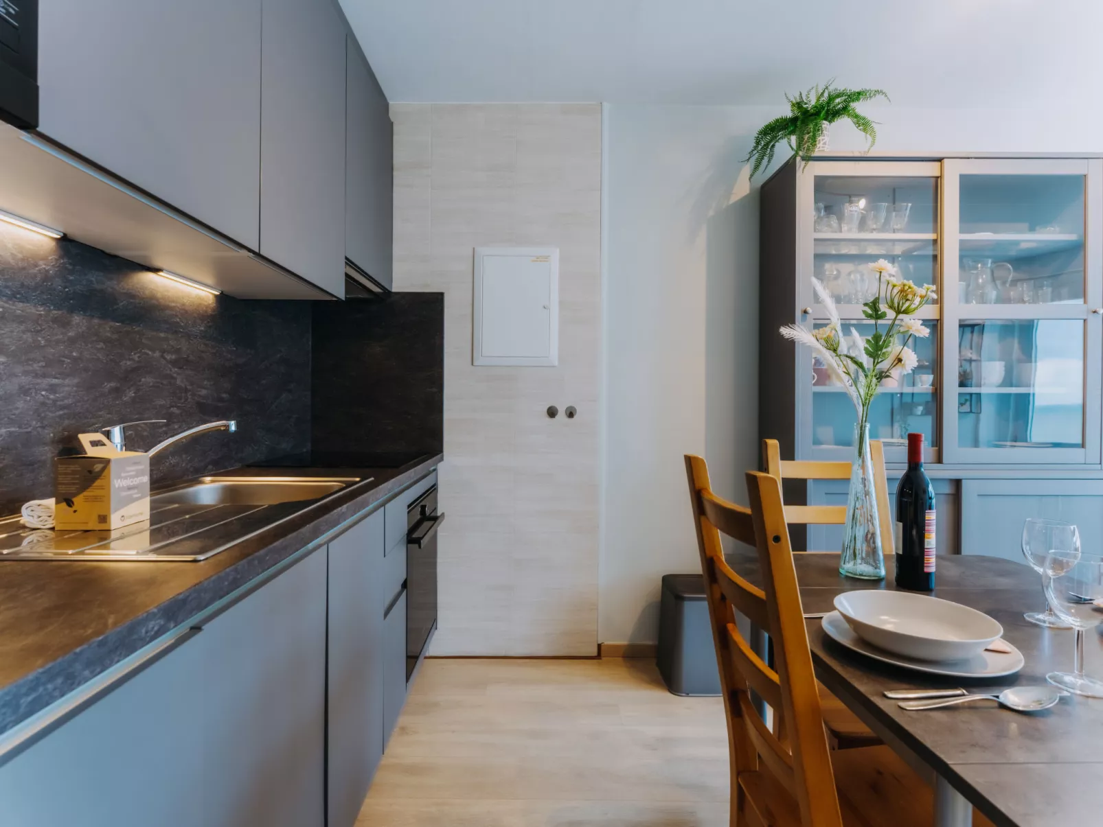 Sea view west - Binnen