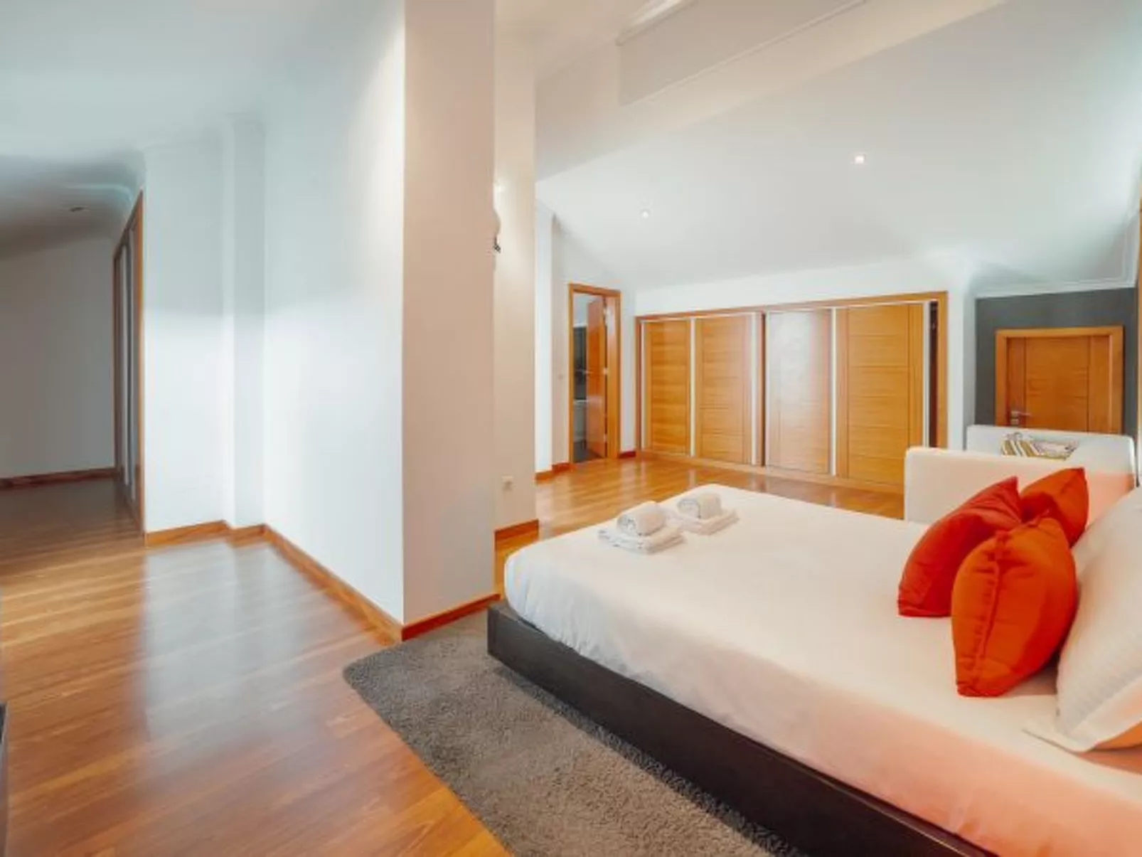 POOL & CINEMA VILLA by VACATIONY - Binnen