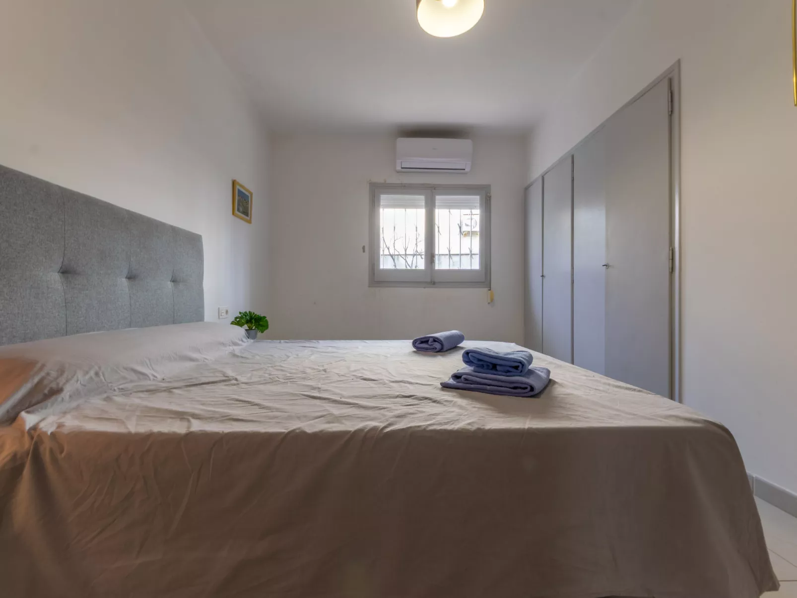 Higini Angles - Binnen