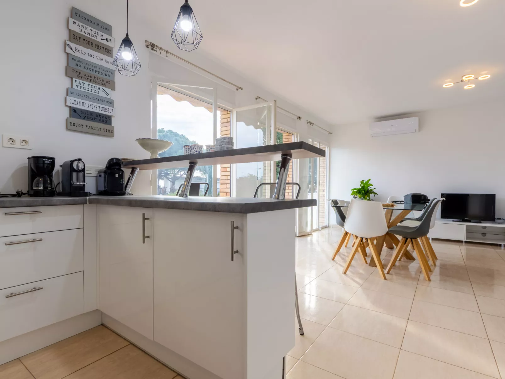 Higini Angles - Binnen