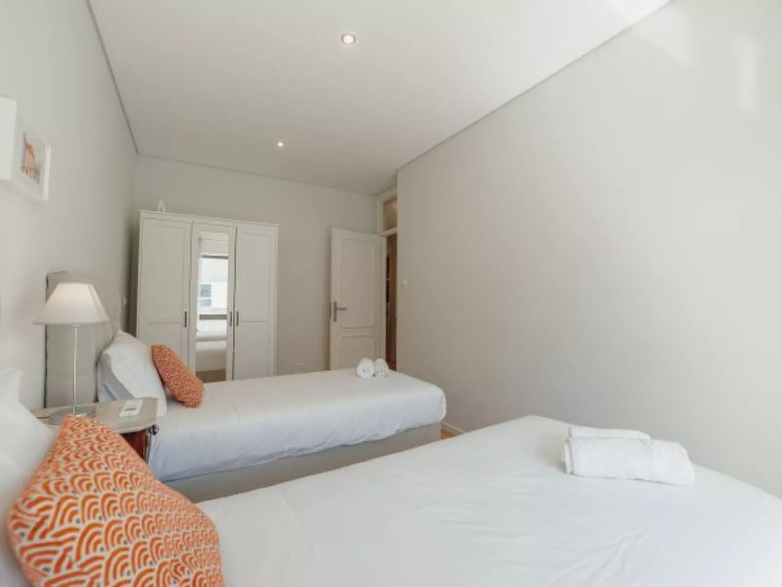 DOWNTOWN DESIGN WITH BALCONY by VACATIONY - Binnen