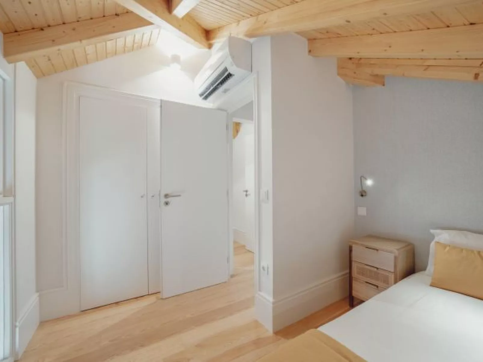 DOWNTOWN CLERIGOS with RIVER VIEW by VACATIONY - Binnen