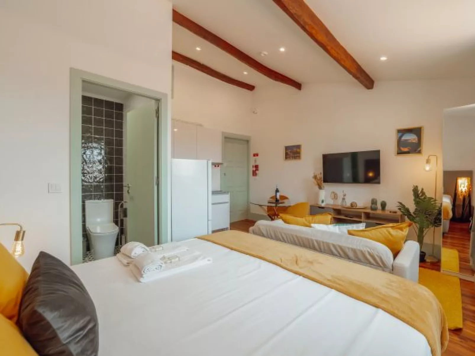 DOWNTOWN SUITE G by VACATIONY - Binnen