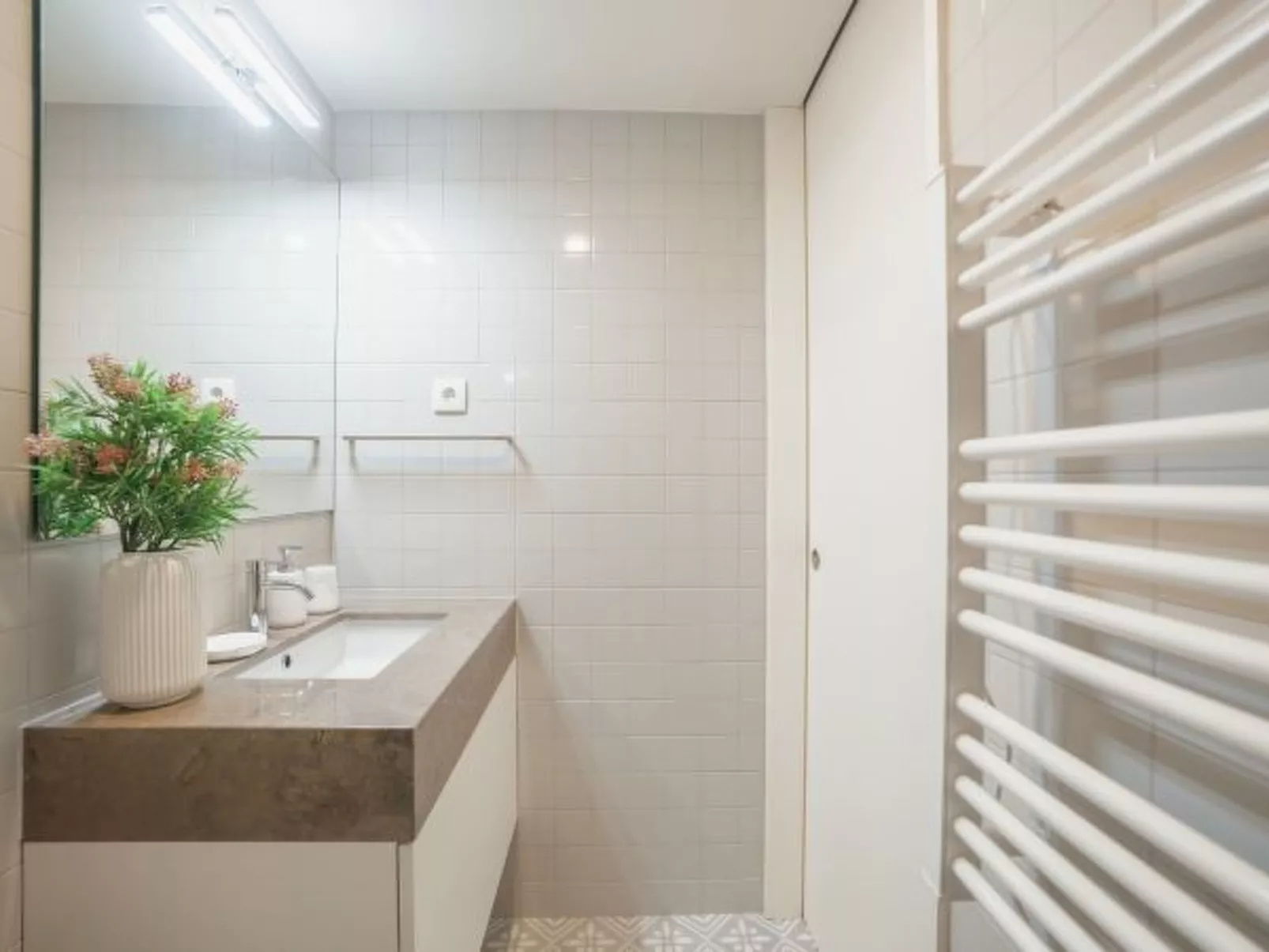 HOME WITH A POOL by VACATIONY - Binnen