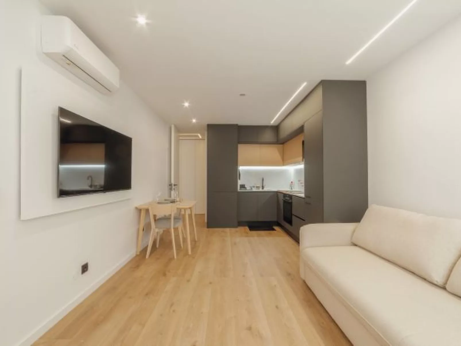 DOWNTOWN PREMIUM with BALCONY by VACATIONY - Binnen